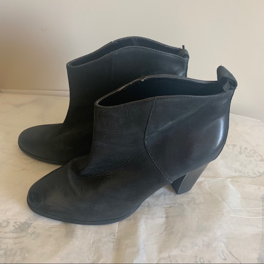 Gap | Black Solid Leather Neutral Minimalist Ankl… - image 1